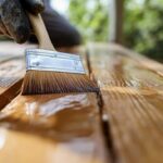 Lasure, vernis ou peinture : combien de couches de lasure faut-il appliquer pour un résultat optimal selon votre projet