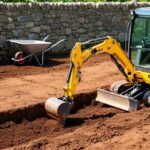 Guide du terrassement : décaisser un terrain à la main ou à la mini-pelle selon votre projet